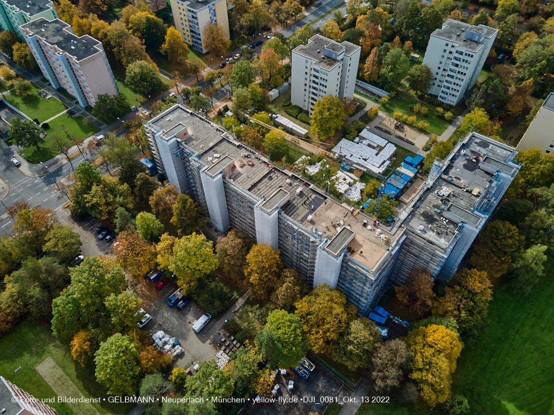 13.10.2022 - Fassadensanierung am Karl-Marx-Ring 11-21 in Neuperlach